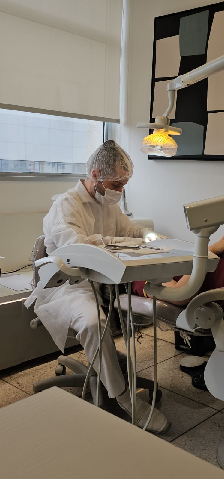 Dr. Rodolfo Lisboa em atendimento no consultório